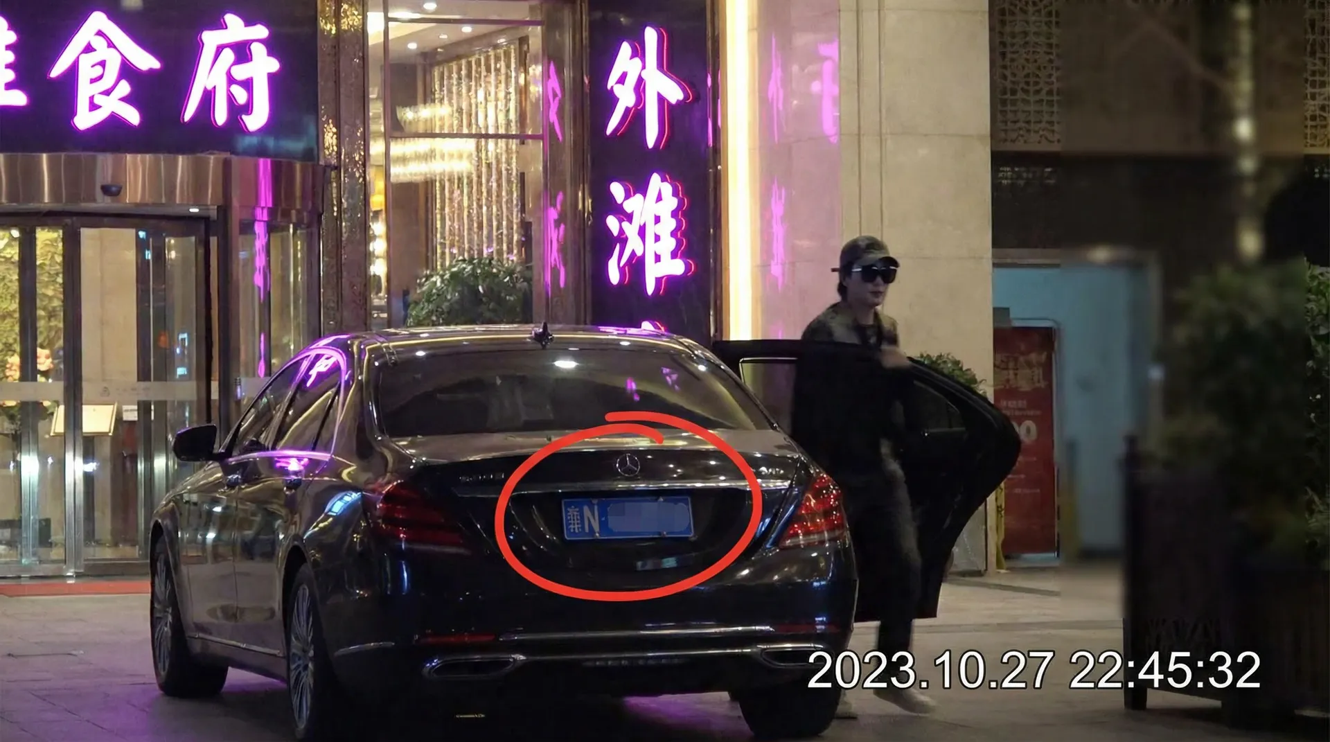 八方体育平台 - 豪车餐厅外偷拍